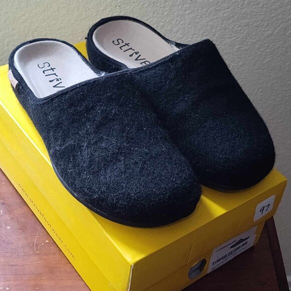 Strive Shoes - Strive 'Copenhagen' Women's Comfort Supportive Slipper - Black size 7-8